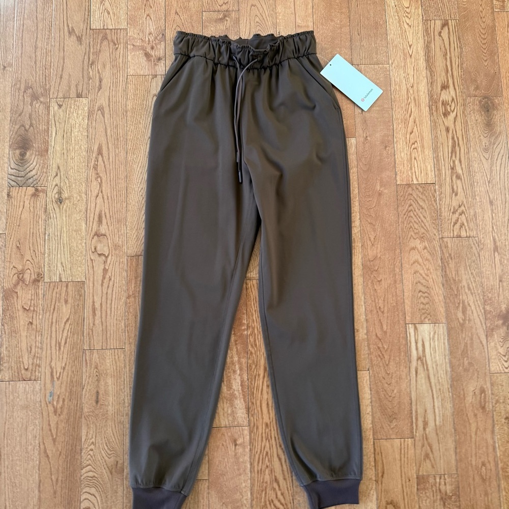 Lululemon size 4 NWT stretch HR jogger